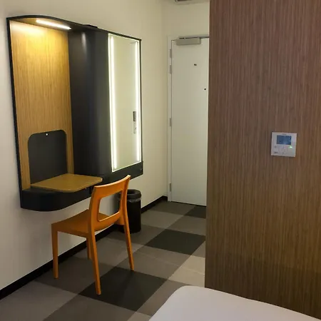 מלון Easyhotel Centre 3*