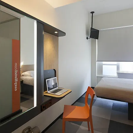 Easyhotel Centre 3* בריסל